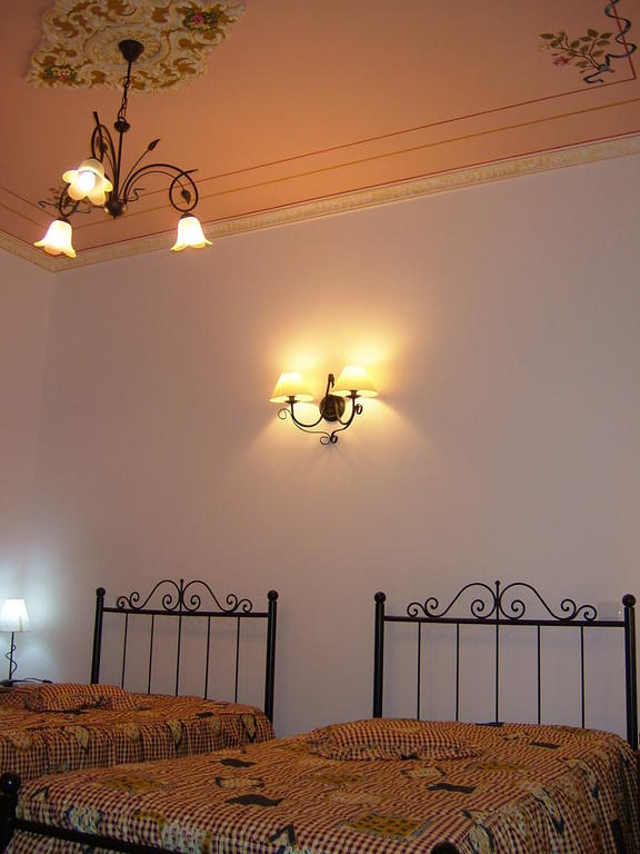 "O Viajante" Low Cost Hotel Estremoz Pokoj fotografie
