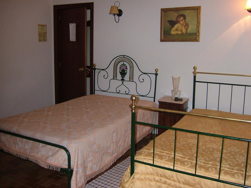 "O Viajante" Low Cost Hotel Estremoz Pokoj fotografie