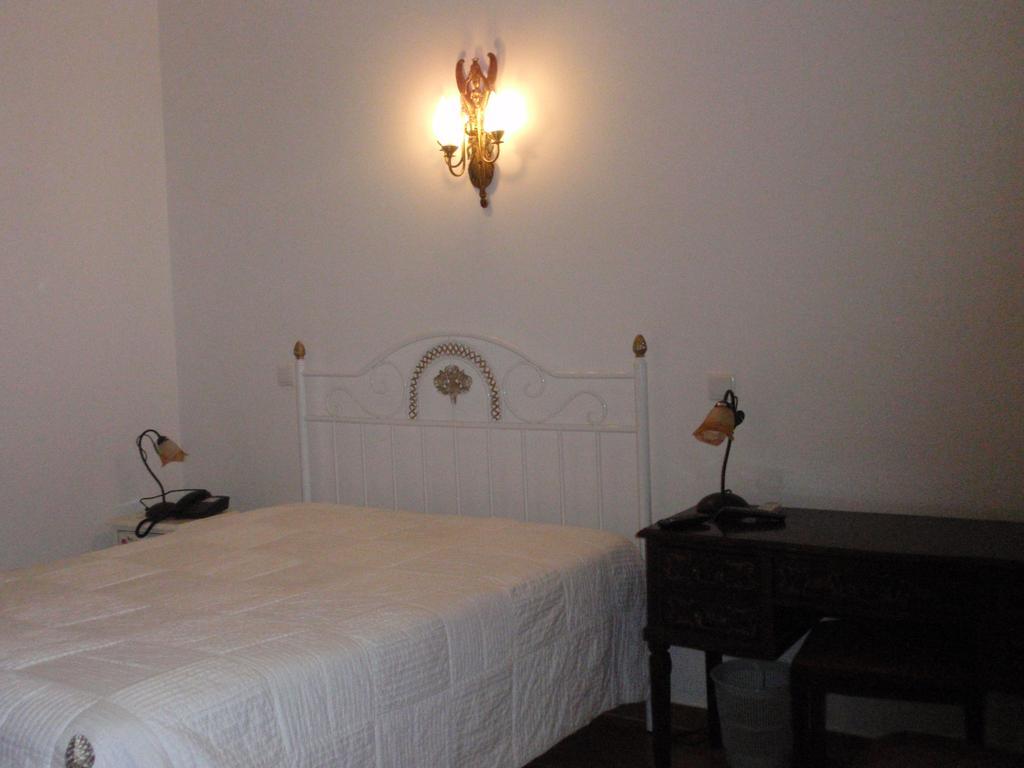 "O Viajante" Low Cost Hotel Estremoz Pokoj fotografie