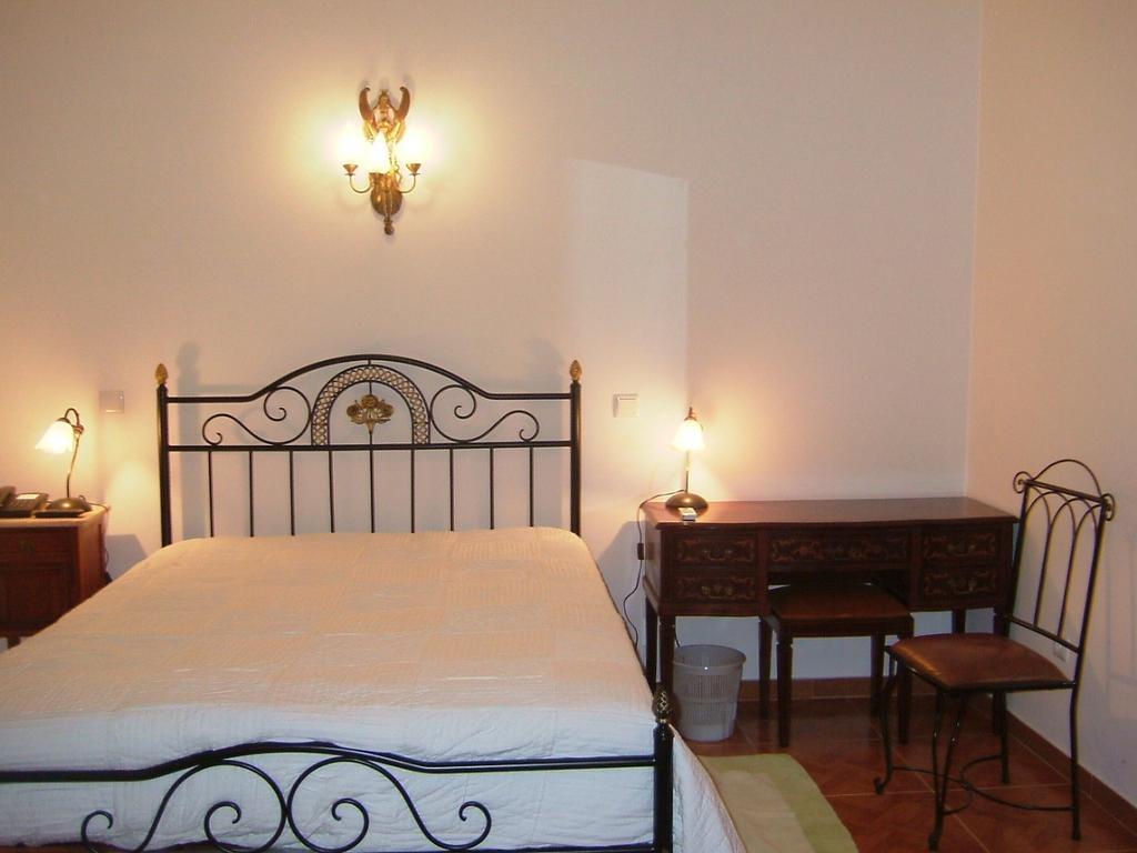 "O Viajante" Low Cost Hotel Estremoz Pokoj fotografie